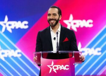 Presidente Bukele crítica a la prensa y hace eco de teorías de la conspiración en EE.UU.