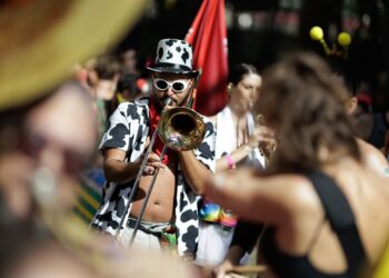 São Paulo le da su pistoletazo al Carnaval con desfiles de samba y comparsas callejeras