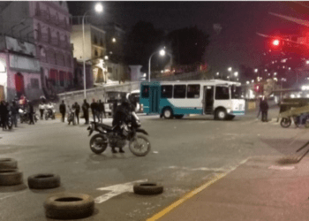 Colectivos infringen la ley y el Estado muestra indiferencia 