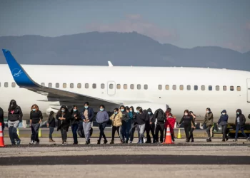 Un vuelo de EE.UU. llegó a La Habana con 51 migrantes irregulares cubanos deportados