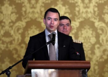 El presidente de Ecuador convoca a consulta sobre seguridad, justicia, inversión y empleo