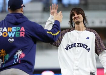 Danny Ocean efectuó pitcheo ceremonial en el loanDepot Park (+Video)