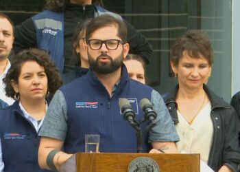 Boric activó fondos para recuperación y entrega bonos a afectados por incendios en Chile