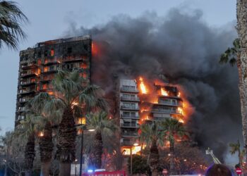 Un devastador incendio consume un edificio en Valencia y se trabaja en el rescate de algunos vecinos