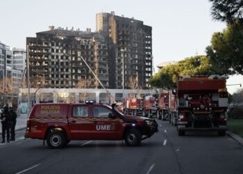 Los bomberos entran en los edificios calcinados por el incendio en Valencia, con un balance de 5 muertos y 14 desaparecidos