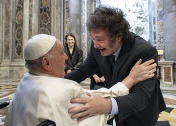 El papa y Milei se saludaron con un abrazo tras la canonización de “Mama Antula”