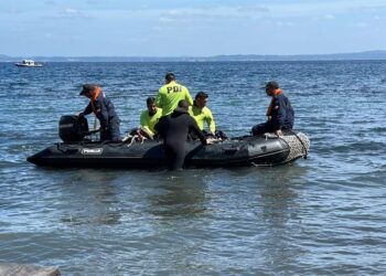 Reflotan a la superficie el helicóptero en el que Piñera cayó en el Lago Ranco