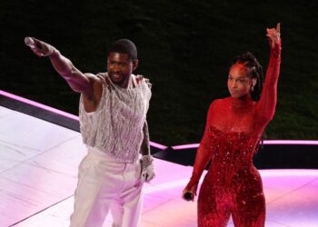 Usher homenajeó a Michael Jackson durante su espectáculo en el Super Bowl