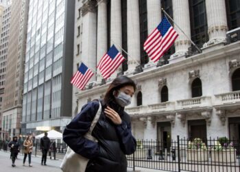 EE.UU. reduce de cinco días a uno su recomendación de aislamiento por la covid-19