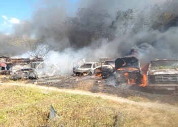 Unos 30 vehículos se quemaron por un incendio forestal en el estacionamiento Carúpano