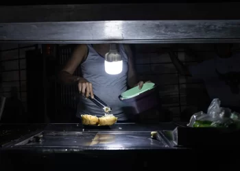 En Venezuela persisten los cortes eléctricos un lustro después del apagón nacional