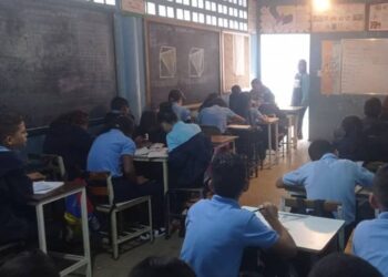 Alumnos apenas asisten cuatro días a escuelas sin agua y con pupitres contados