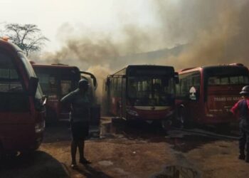 Veinte buses de Transaragua fueron consumidos por el incendio en el terminal de Maracay