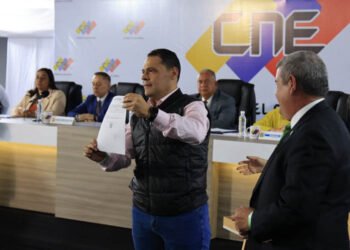 Diputado Juan Carlos Alvarado inscribió su candidatura para las presidenciales