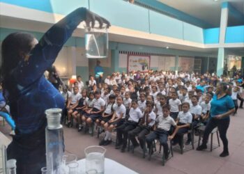 Estudiantes del colegio Inés María Potentini aprendieron y se divirtieron con experimentos científicos