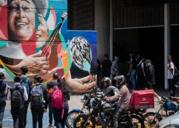 Uno de cada tres venezolanos de entre 3 y 24 años de edad no estudia, según encuesta