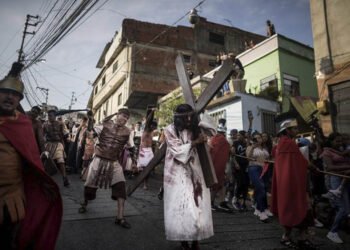 Al menos 2.000 caraqueños acompañaron el tradicional viacrucis en Petare