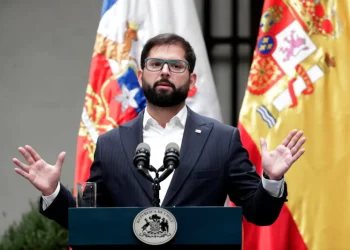 Boric llega a mitad de mandato “desgastado” y sin cumplir sus reformas clave