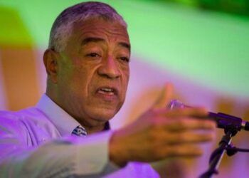 Claudio Fermín formaliza su candidatura presidencial a los comicios del 28 de julio