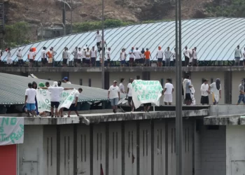 Un muerto y cuatro heridos tras un motín en una cárcel de Ecuador