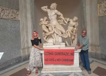 El Vaticano confirma la multa de 30.000 euros a activistas que se pegaron al Laocoonte