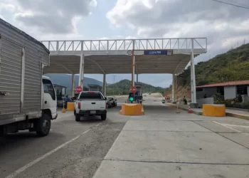 Más de 180 mil vehículos livianos cruzan al mes por el peaje de la frontera en Táchira