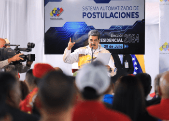 Maduro oficializó ante el CNE su aspiración a un tercer mandato presidencial