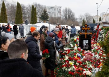 Cientos de rusos hacen cola por tercer día en el cementerio para decir adiós a Navalni