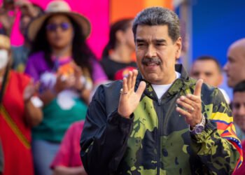 Maduro anuncia un plan para bajar impuestos a las iglesias y entregarles más equipamiento