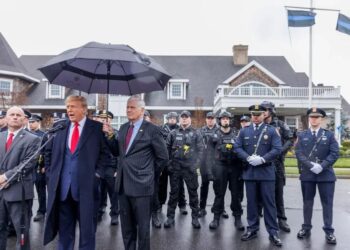 Trump va al velatorio de un policía en Nueva York y critica la criminalidad en la ciudad