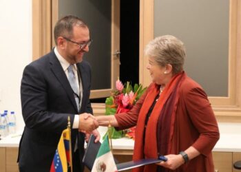 Venezuela y México suscriben un acuerdo para el retorno voluntario de migrantes a Caracas