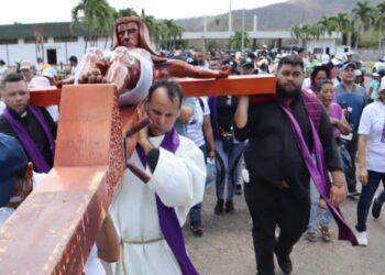 Viacrucis zonal congregó a diez parroquias de Bermúdez, Andrés Mata y varias instituciones (+Fotos)
