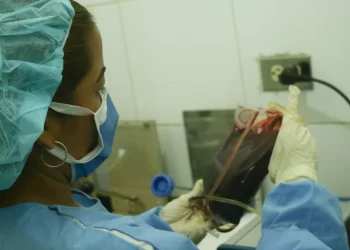 Bioanalistas asumen el desafío de ejercer en medio de la precaria situación de la salud en Venezuela