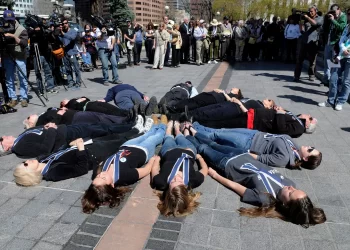 A 25 años del tiroteo escolar de Columbine, la pesadilla en las aulas de EE.UU. ha empeorado