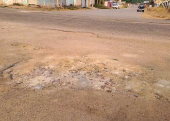 Residentes afirman que huecos adornan las calles de sectores de Guanipa