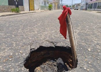 Reportan que se abrió un "cráter" en la calle Democracia de Anaco