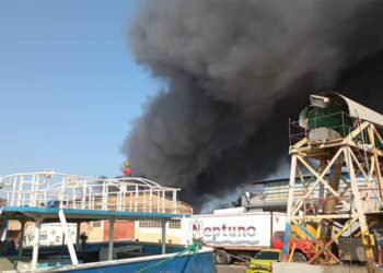Bomberos sofocaron incendio en un galpón de la Lonja Pesquera de Cumaná