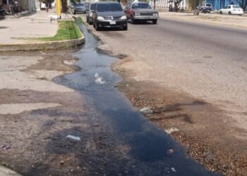 Bote de aguas negras afecta a habitantes del barrio La Gloria 