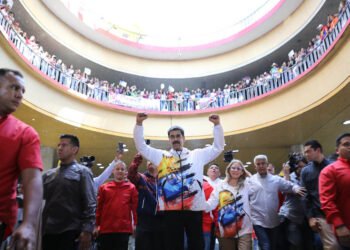 Militares retirados impugnan ante el CNE candidatura de Maduro «por doble nacionalidad»