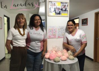 Amor y conexión. Creadoras de "En Lazadas" tejen y donan prótesis a mujeres con mastectomías