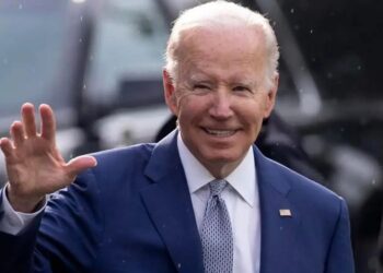 Cae la aprobación de Biden entre los latinos, mientras mejora la de Trump, según encuesta