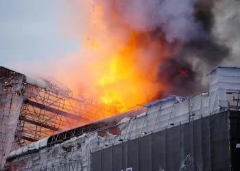 Un incendio causa graves daños en el histórico edificio de la Bolsa de Copenhague
