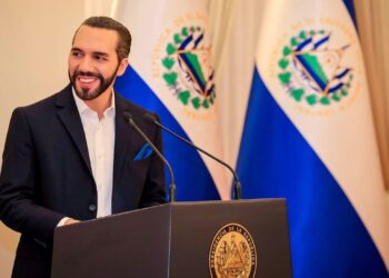 El Salvador ofrece 5.000 pasaportes y exención fiscal a profesionales, dice Bukele