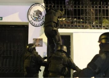 Opositores venezolanos rechazan la irrupción policial de Ecuador en la Embajada de México
