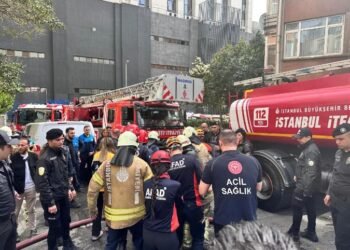 Al menos 12 muertos y 11 heridos tras incendiarse un edificio en Estambul