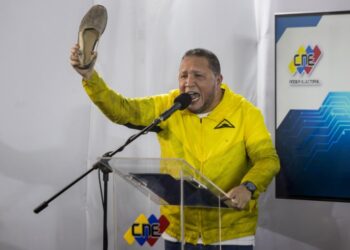 Candidato antichavista considera que las sanciones son una amenaza para la economía