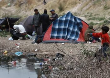 El clima extremo enferma a niños migrantes que acampan en la frontera de México