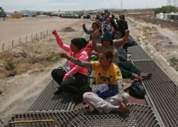 Migrantes venezolanos que llegan en tren a mexicana Ciudad Juárez deambulan por el río Bravo