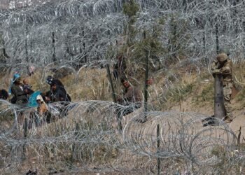 Migrantes en México denuncian que Texas coloca una nueva barricada para impedirles acampar
