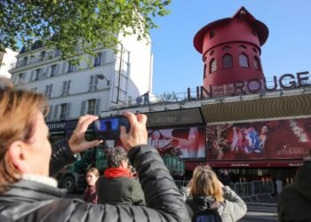 El emblemático Moulin Rouge pierde sus aspas